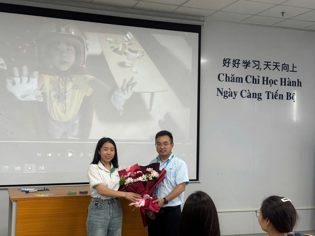 Đại diện HSK Beijing tặng hoa, giao lưu cùng lãnh đạo doanh nghiệp Trung Quốc