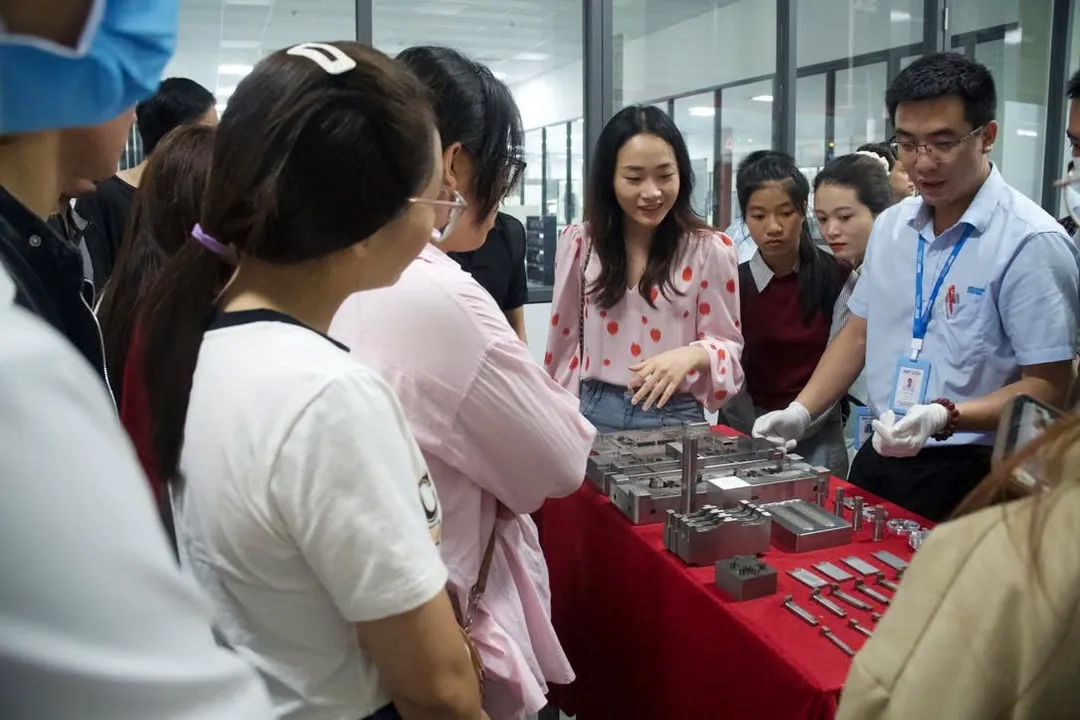 Học viên HSK Beijing tìm hiểu sản phẩm, khuôn mẫu tại nhà máy đối tác