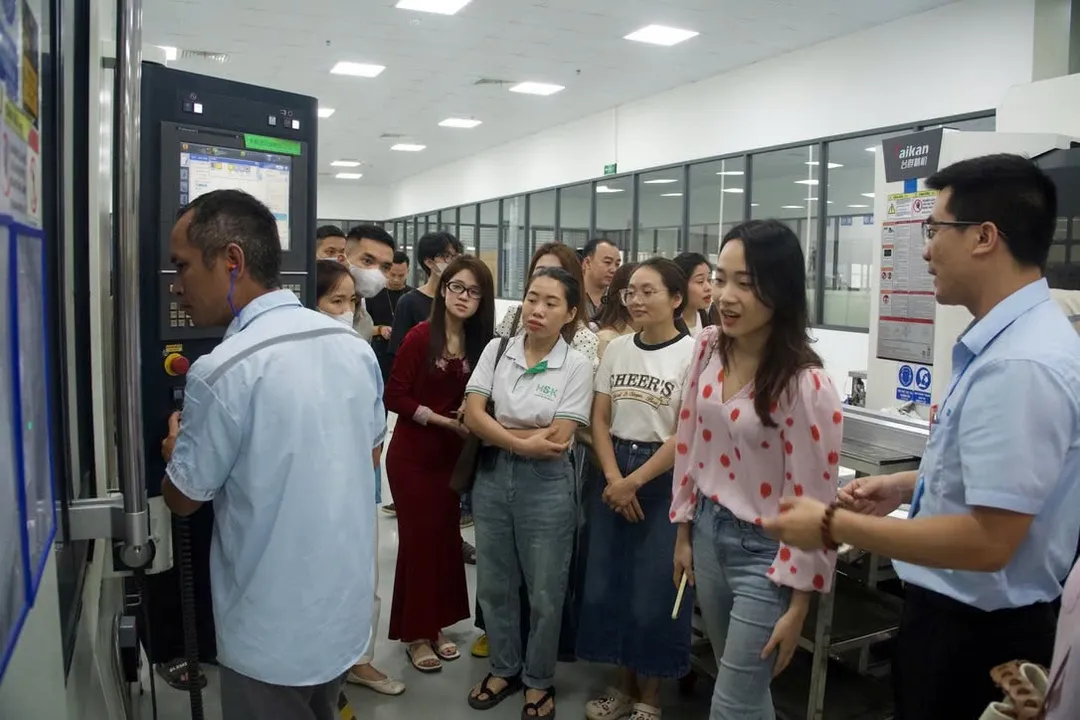 Đoàn HSK Beijing tham quan xưởng máy CNC của doanh nghiệp đối tác Trung Quốc tại Nghệ An